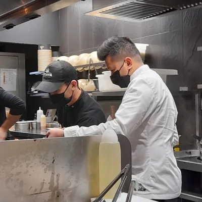 Le chef Chatchaï Klanklong dans les cuisines du Pitaya